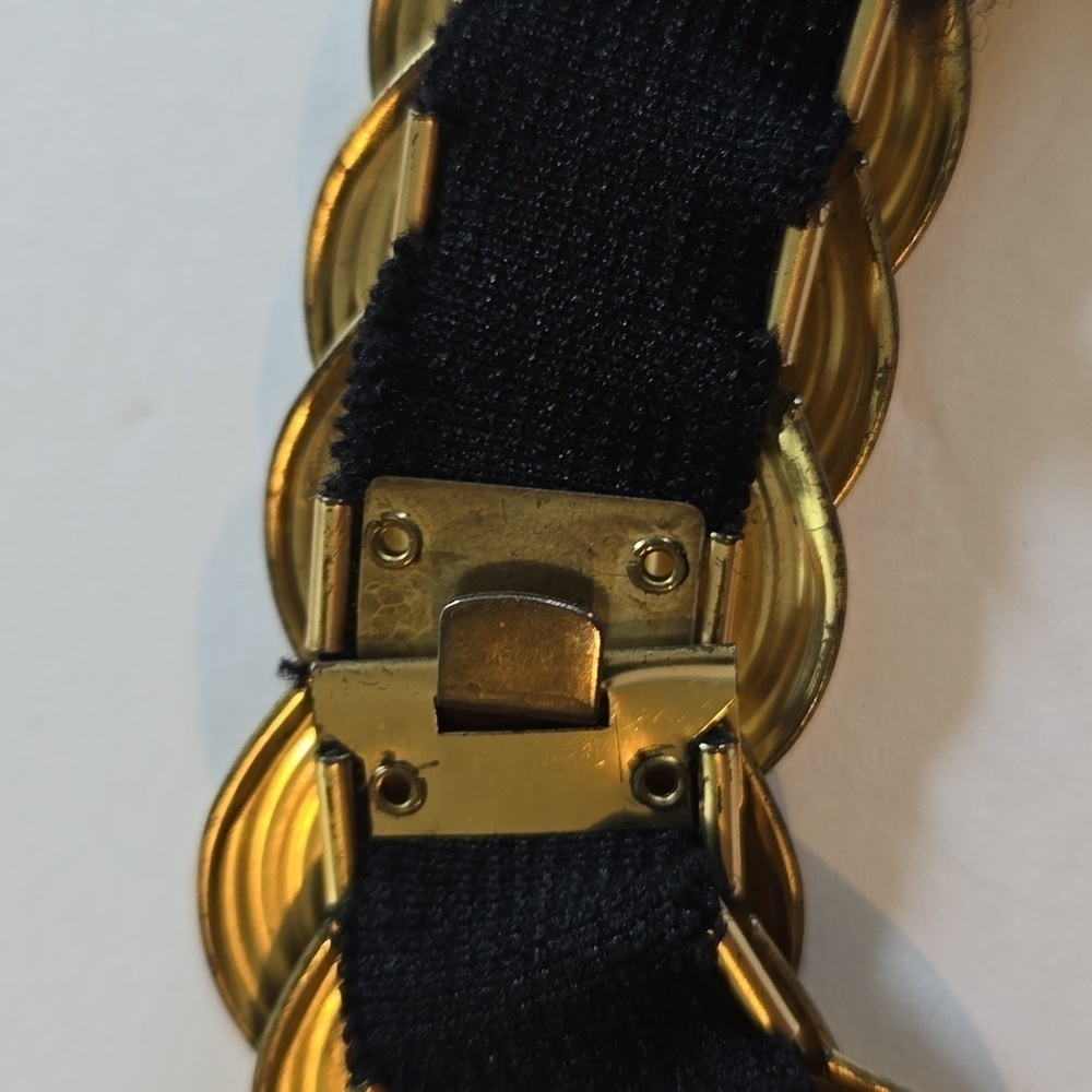 Vintage Gold Disc SWIRL Circle Stretchy Metal Belt 70's 80's MOD EDGY Sz.S/M - Picture 4 of 9